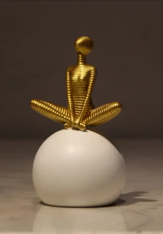 Abstract Gold Figure Sculpture – Modern Luxury Art Décor